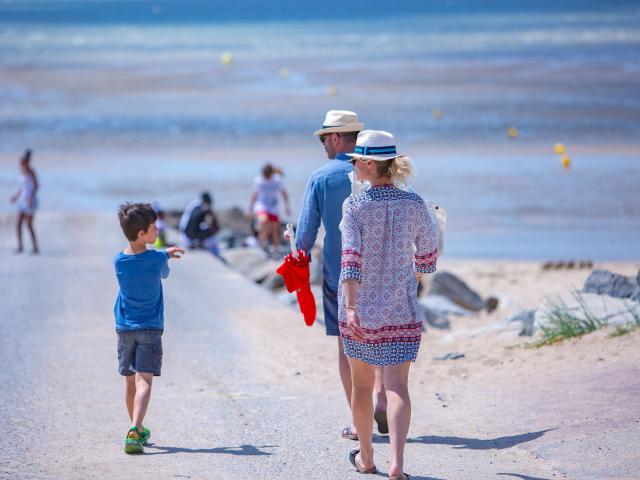 Famille a la plage d'Agon-Coutainville