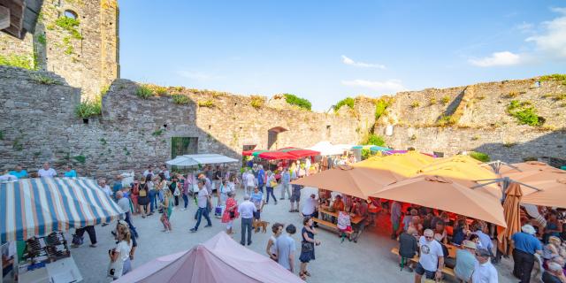 Marché de Regnéville sur mer dans la cour du château