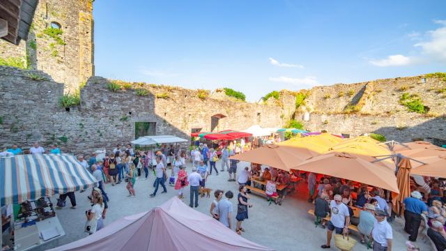 Marché de Regnéville sur mer dans la cour du château