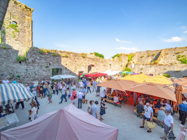 Marché de Regnéville sur mer dans la cour du château