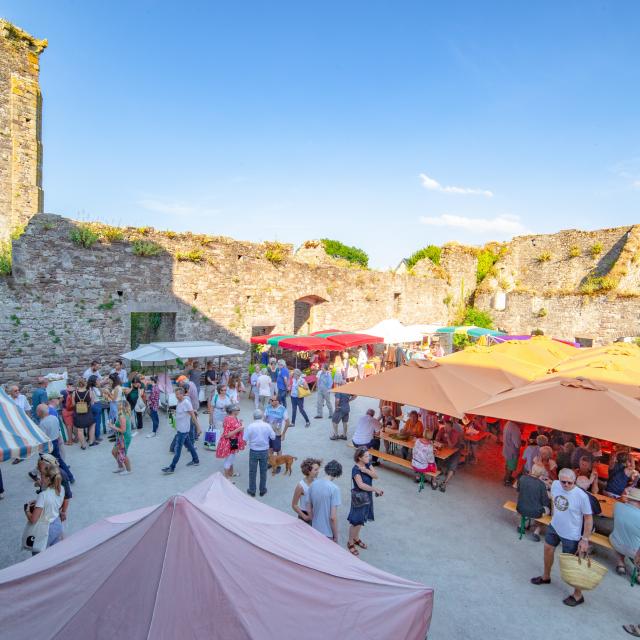 Marché de Regnéville sur mer dans la cour du château