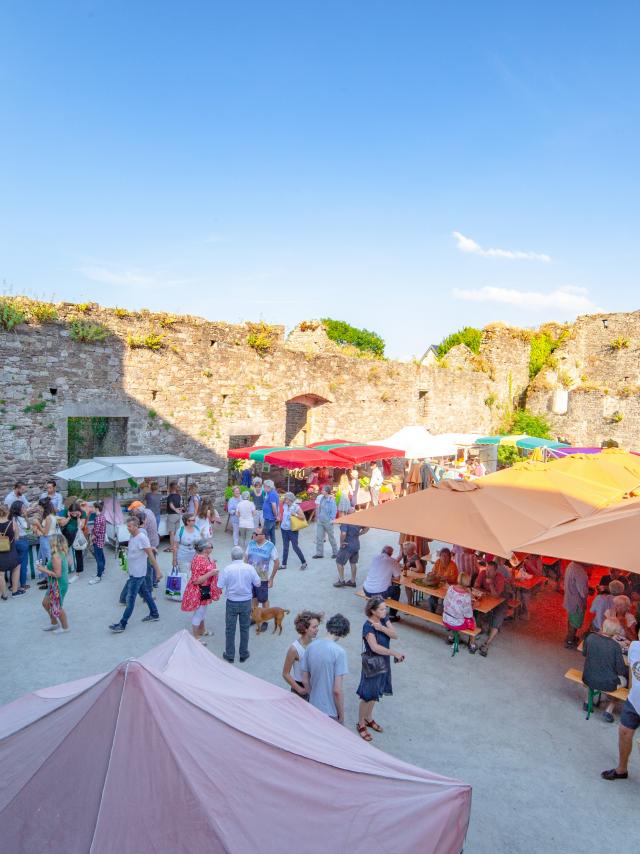 Marché de Regnéville sur mer dans la cour du château