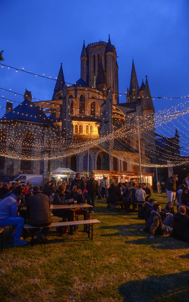 Square De L'evêché pendant jazz sous les pommiers à Coutances