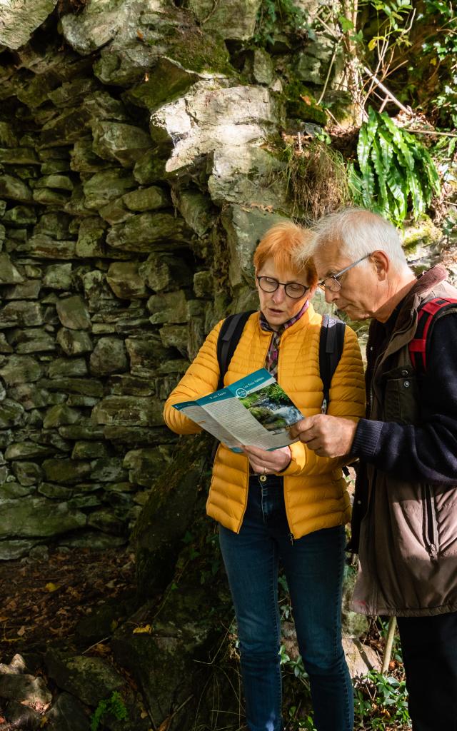 Randonneurs dans les chemins de COutances mer et bocage et circuits a télécharger