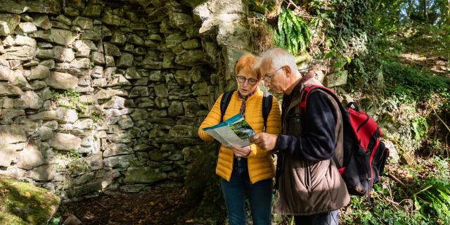 Randonneurs dans les chemins de COutances mer et bocage et circuits a télécharger