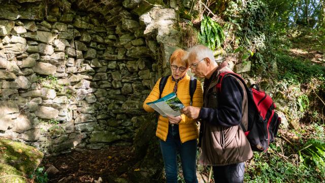 Randonneurs dans les chemins de COutances mer et bocage et circuits a télécharger