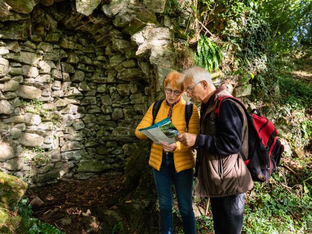 Randonneurs dans les chemins de COutances mer et bocage et circuits a télécharger