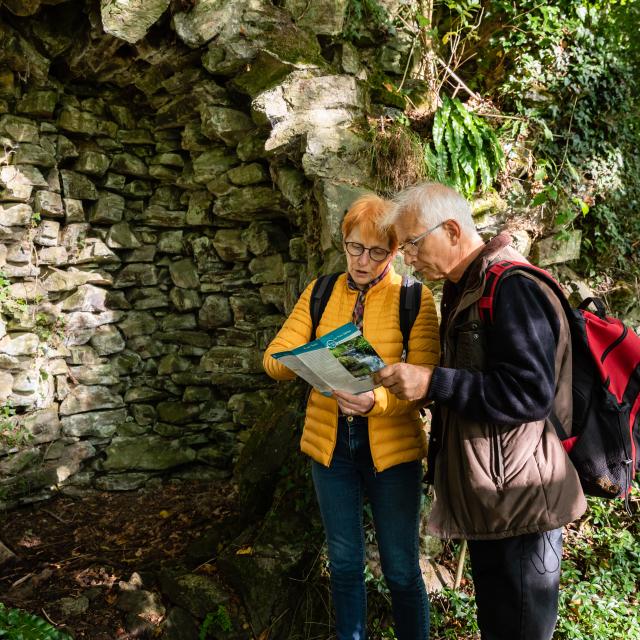 Randonneurs dans les chemins de COutances mer et bocage et circuits a télécharger