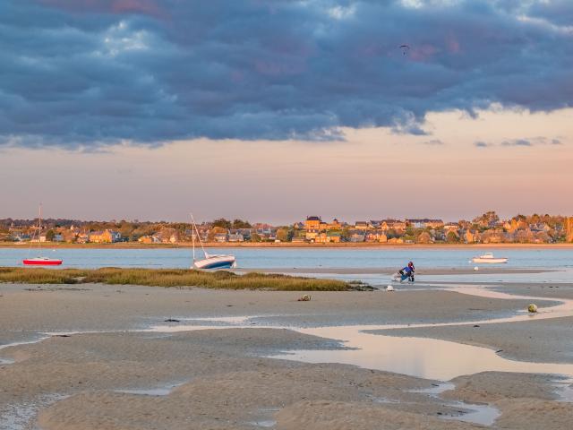 Vue Sur Regneville Sur Mer au soleil couchant