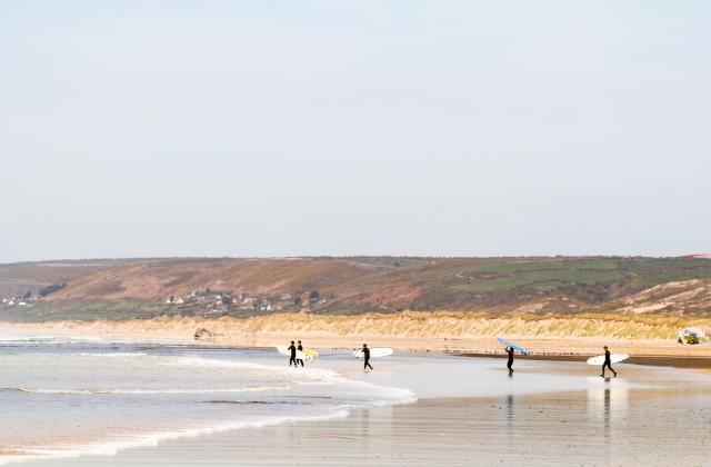 Surfeurs à Siouville Hague