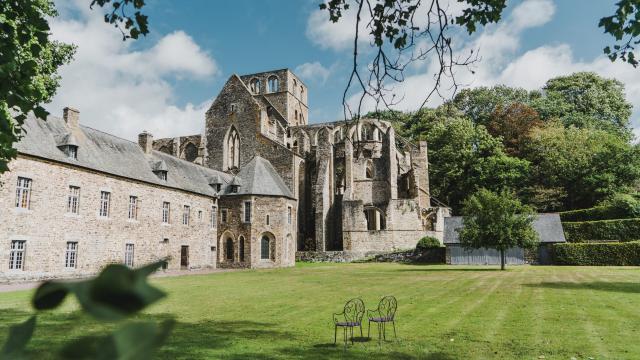 Vue de l'abbaye de Hambye depuis le parc