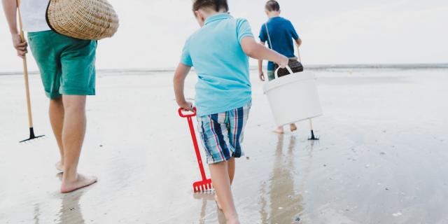 Partir à la pêche à pied en famille avec les enfants à Agon-Coutainville