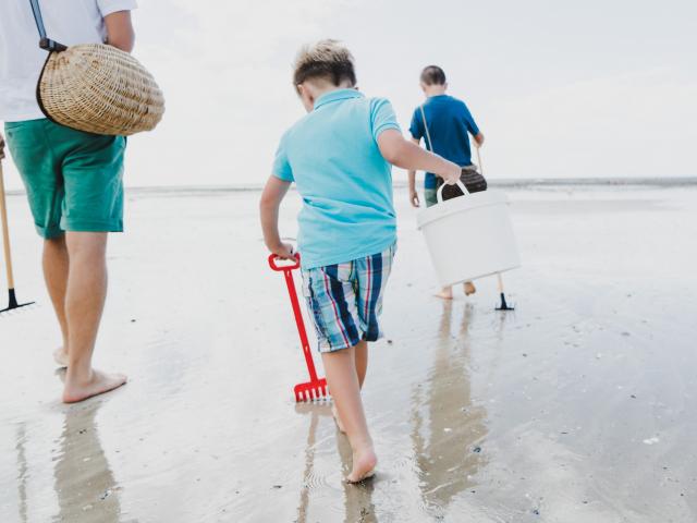 Partir à la pêche à pied en famille avec les enfants à Agon-Coutainville