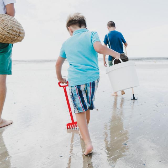 Partir à la pêche à pied en famille avec les enfants à Agon-Coutainville