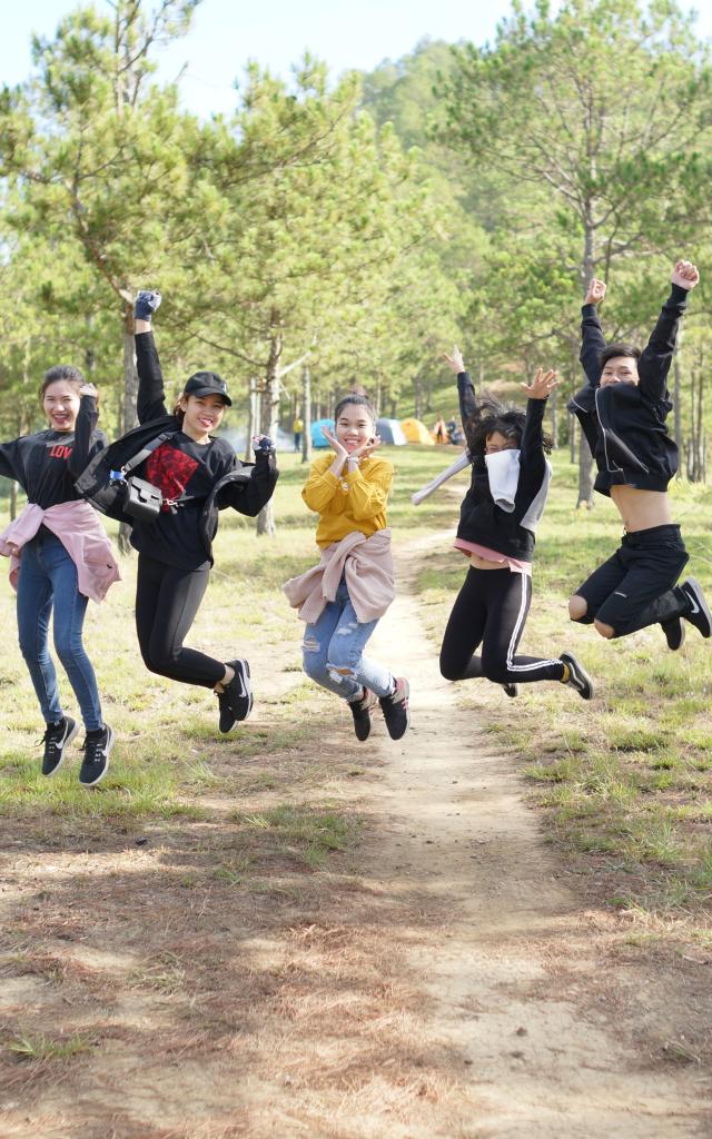 Groupe d'amis pour l'enterrement de vie de jeune fille et garçon