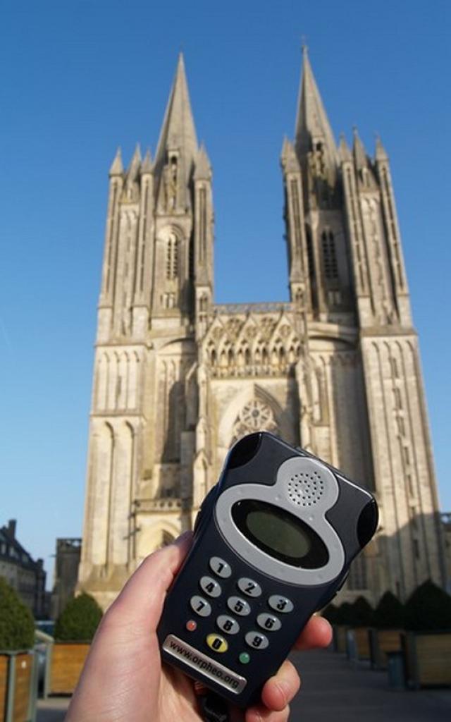 Audioguides devant la cathédrale de coutances