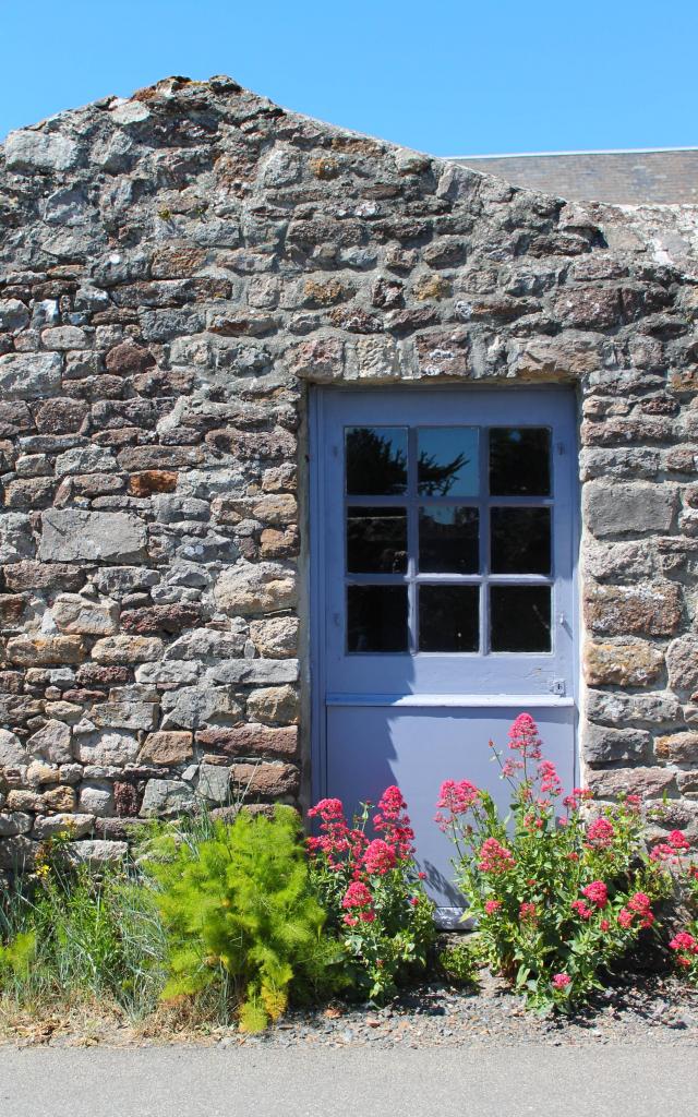 Jolie porte dans une ruelle de Regnéville-sur-Mer