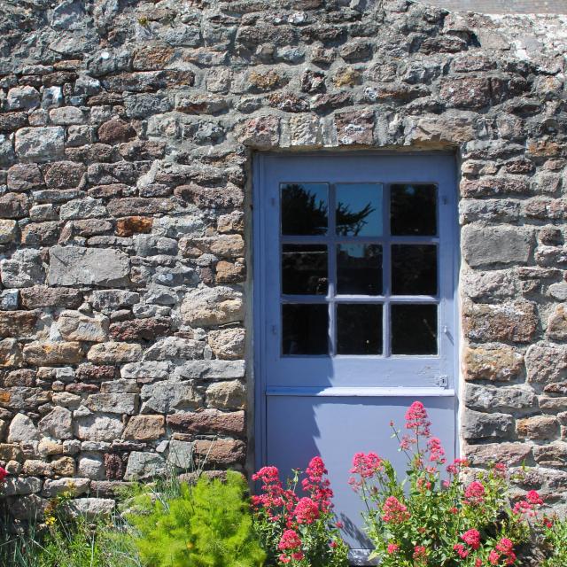 Jolie porte dans une ruelle de Regnéville-sur-Mer