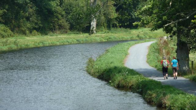 Randonneurs sur le chemin de halage à Troisgots