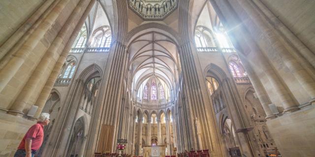 Vue de l'intérieur de la cathédrale de Coutances sur le choeur