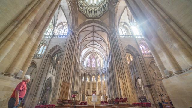 Vue de l'intérieur de la cathédrale de Coutances sur le choeur