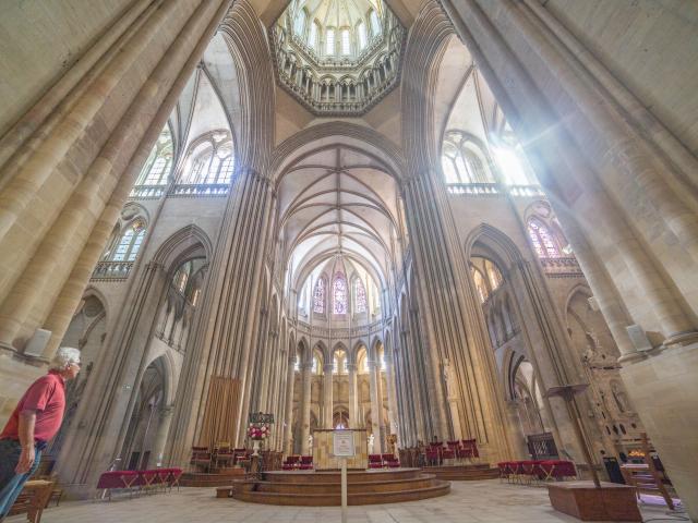 Vue de l'intérieur de la cathédrale de Coutances sur le choeur