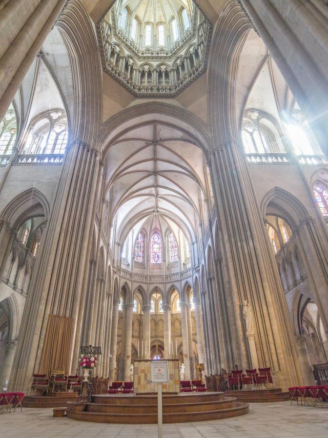 Vue de l'intérieur de la cathédrale de Coutances sur le choeur