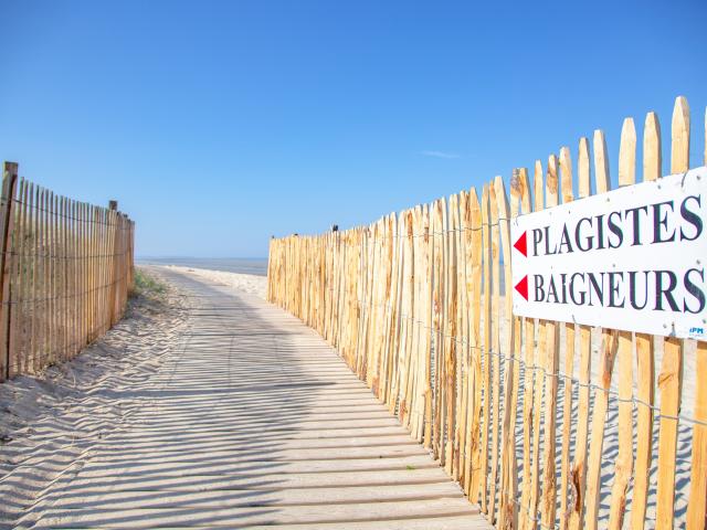 sentier aménagé plage accessible à hauteville sur mer