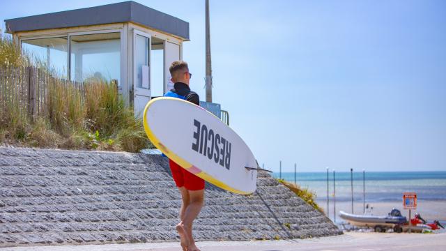 Plage de Hauteville sur mer et poste de secours