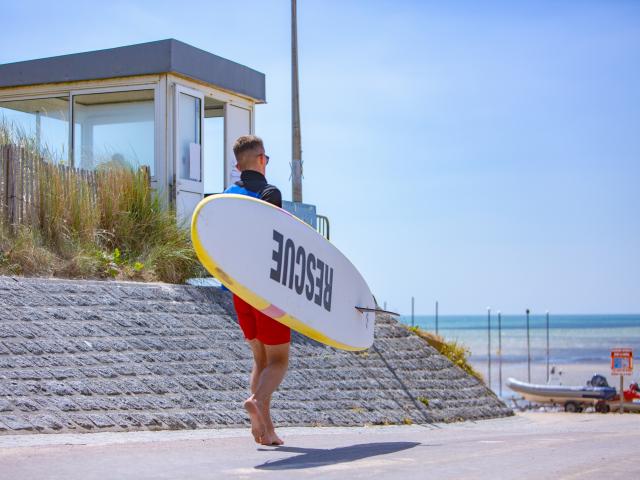 Plage de Hauteville sur mer et poste de secours