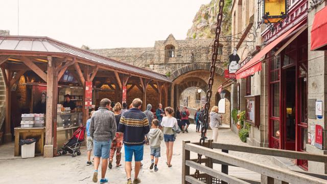 La grande rue du Mont-Saint-Michel