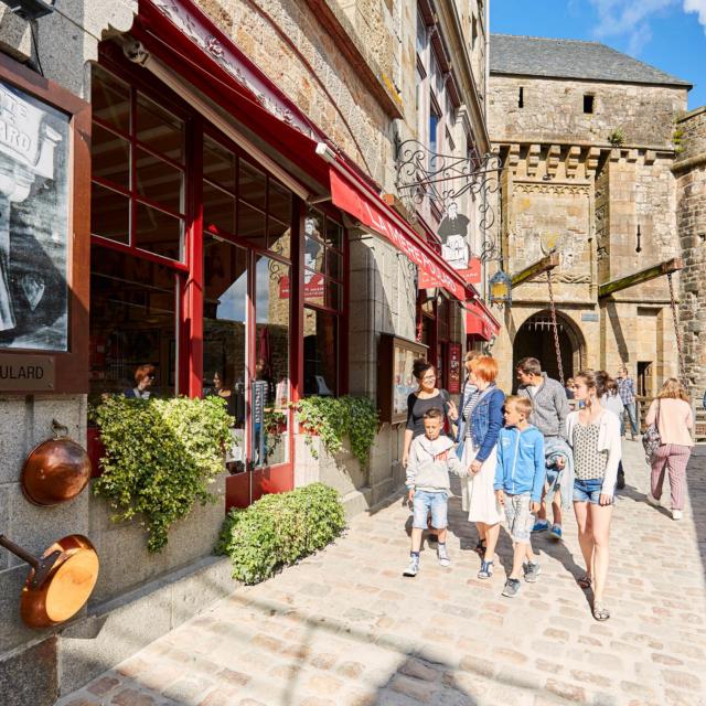 La grande rue du Mont-Saint-Michel