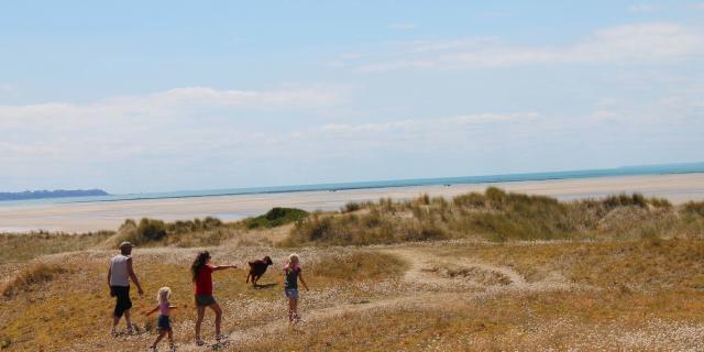 Famille en randonnée en bord de mer