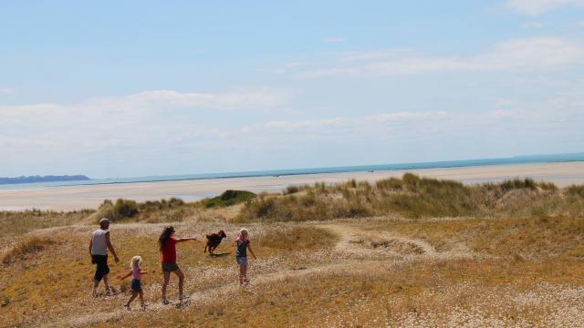 Famille en randonnée en bord de mer