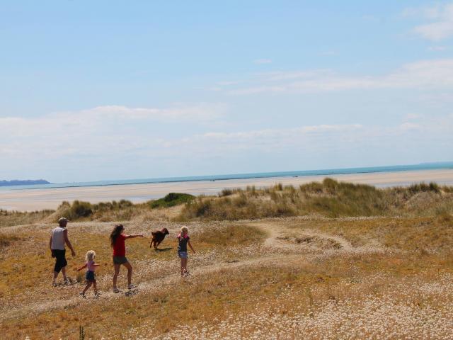 Famille en randonnée en bord de mer