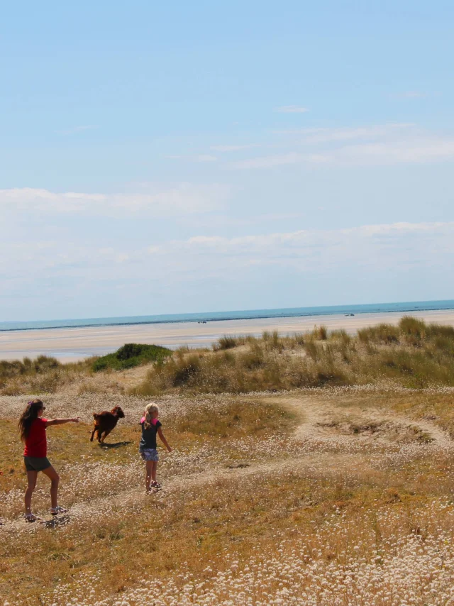 Famille en randonnée en bord de mer