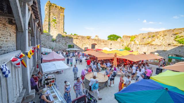 Marché Dans La Cour Du Chateau De Regneville