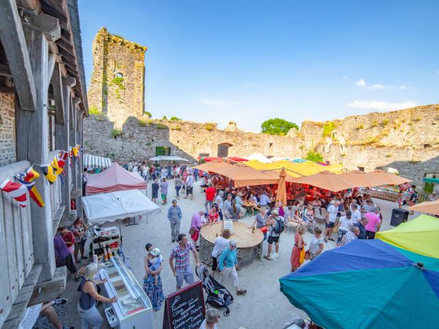 Marché Dans La Cour Du Chateau De Regneville