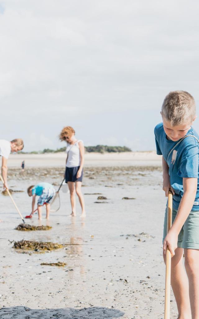 Pêche à pied en famille à Agon-Coutainville