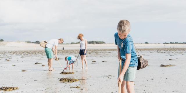 Pêche à pied en famille à Agon-Coutainville