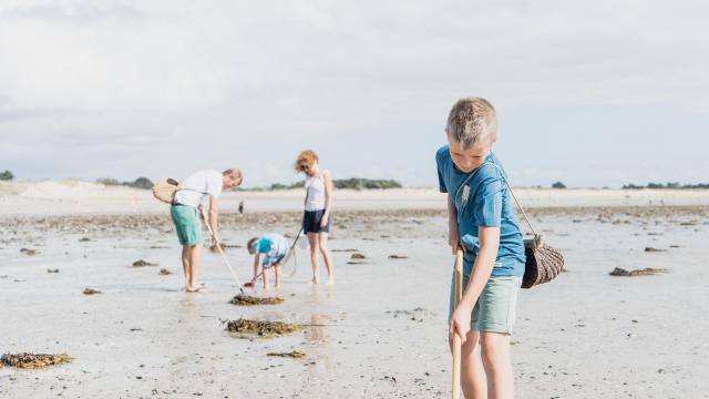 Pêche à pied en famille à Agon-Coutainville