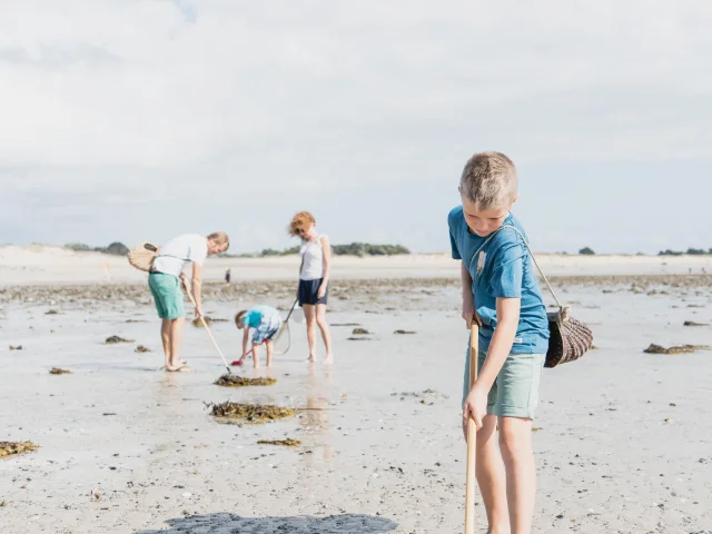 Pêche à pied en famille à Agon-Coutainville