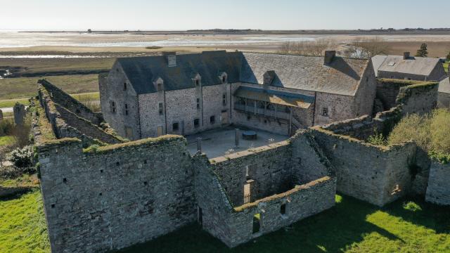 Site du château de Regnéville sur Mer