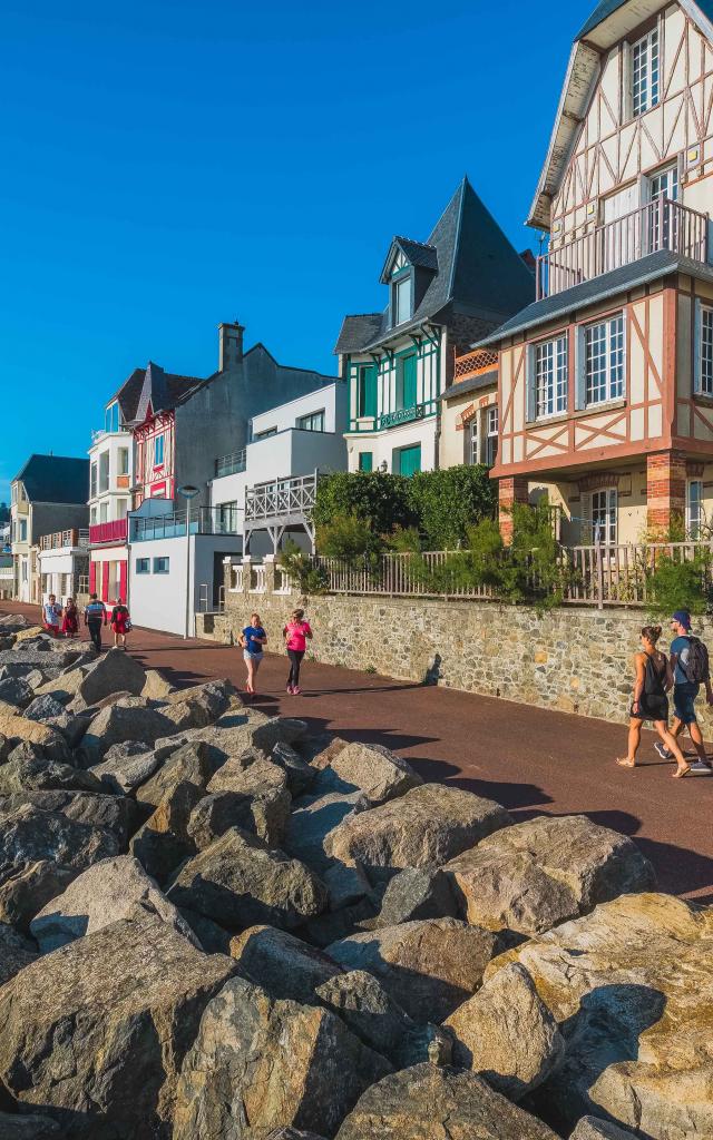 Digue promenade et architecture balnéaire à Agon-Coutainville