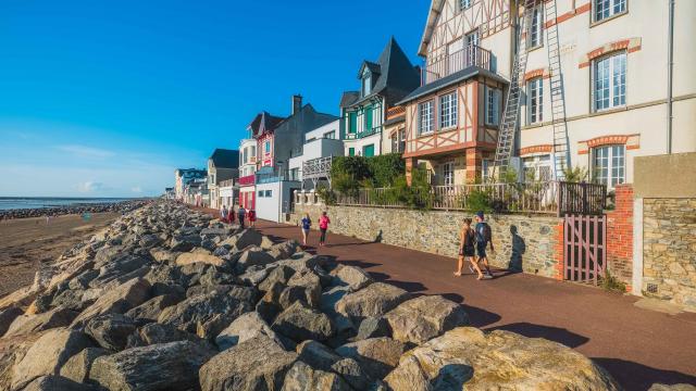 Digue promenade et architecture balnéaire à Agon-Coutainville