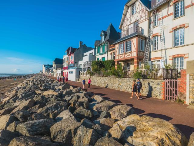 Digue promenade et architecture balnéaire à Agon-Coutainville