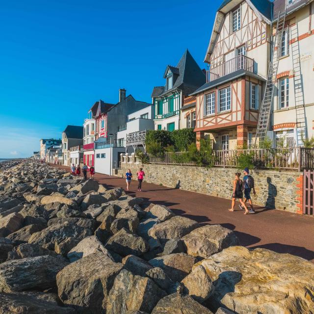 Digue promenade et architecture balnéaire à Agon-Coutainville