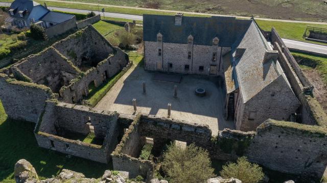 Le château de Regnéville-sur-Mer vu du donjon