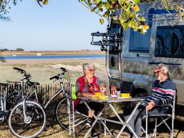 Camping caristes face au havre de Regneville-sur-Mer