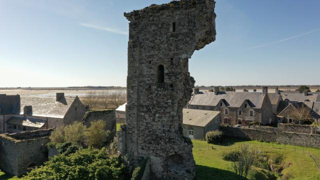 Tour du chateau de Regnéville sur Mer